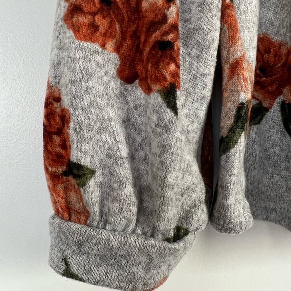 [SOLD] [Free add on with purchase] Flower print sweater - Picture 2 of 5